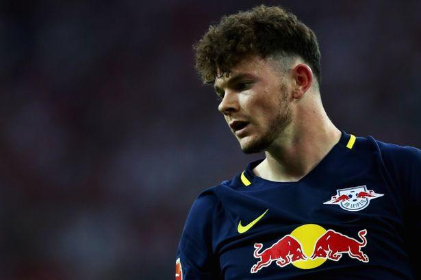 球迷：这人能飞吧？